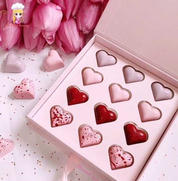 Mẫu so-co-la tặng nữ tone hồng tại Tân Phú