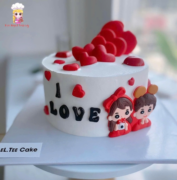 Bánh kem tặng ngày lễ valentines vẻ hình cặp đôi tone đỏ 
