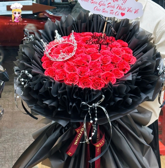 Bó hoa sáp tone đỏ kết hợp với giấy đen