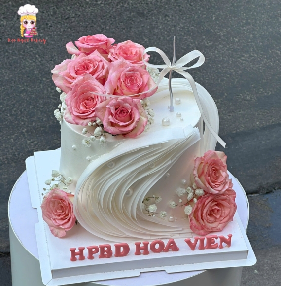 Bánh kem trang trí hoa hồng tặng các bạn gái 