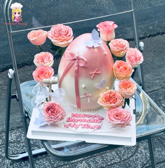 Bánh đập trứng tone hồng kết hợp hoa tươi 