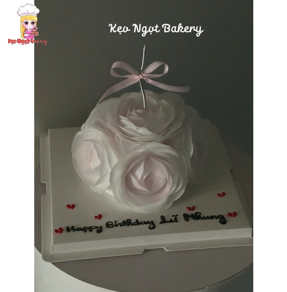 Bánh kem trang trí đoá hoa tone trắng tặng sinh nhật 