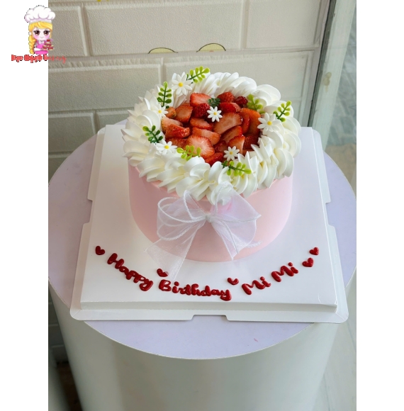 Bánh kem tone hồng trang trí thêm dâu tây