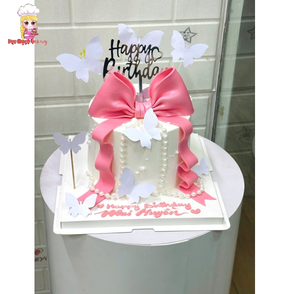 Bánh kem tone trắng trang trí thêm nơ hồng tặng bạn gái