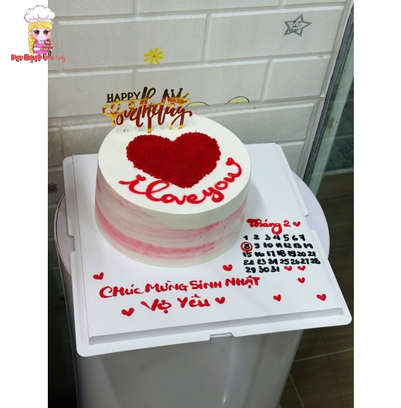 Bánh kem trang trí trái tim ở giữa tặng người yêu