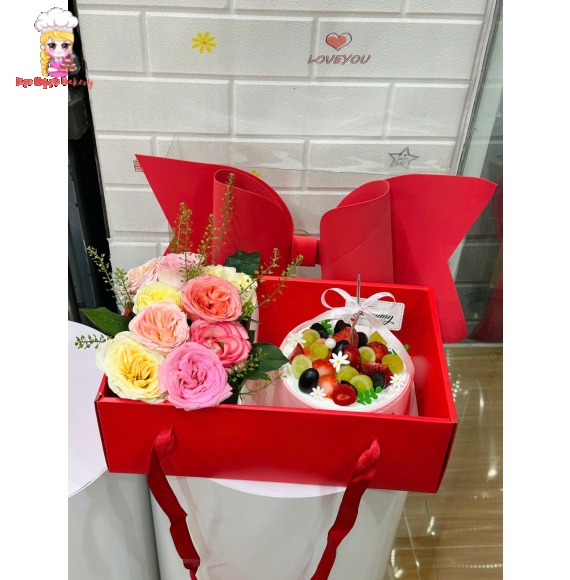 Set bánh kem trái cây và hoa tặng các cặp đôi 