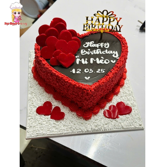 Bánh kem trái tim tone đỏ
