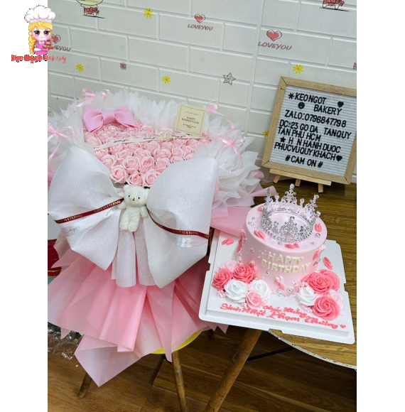 Bánh vương miện thổi kim tuyến và hoa sáp xinh