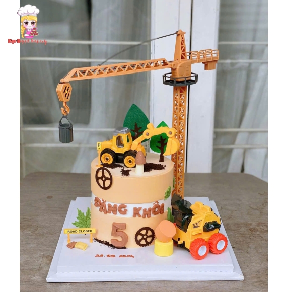 Bánh kem trang trí xe cẩu cho bé trai 