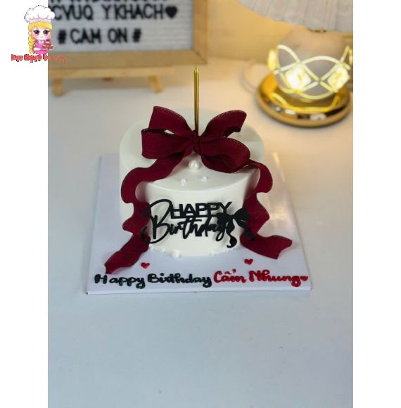 Mẫu bánh kem tone đỏ kèm dây nơ đỏ