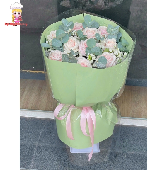 Bó hoa tươi tone hồng kết hợp giấy xanh tặng các bạn gái 