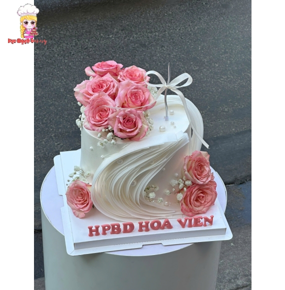 Bánh kem trang trí hoa hồng tặng các bạn gái 