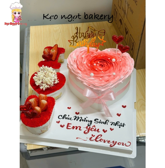 Bánh kem tone hồng trang trí dâu tây tặng em yêu 